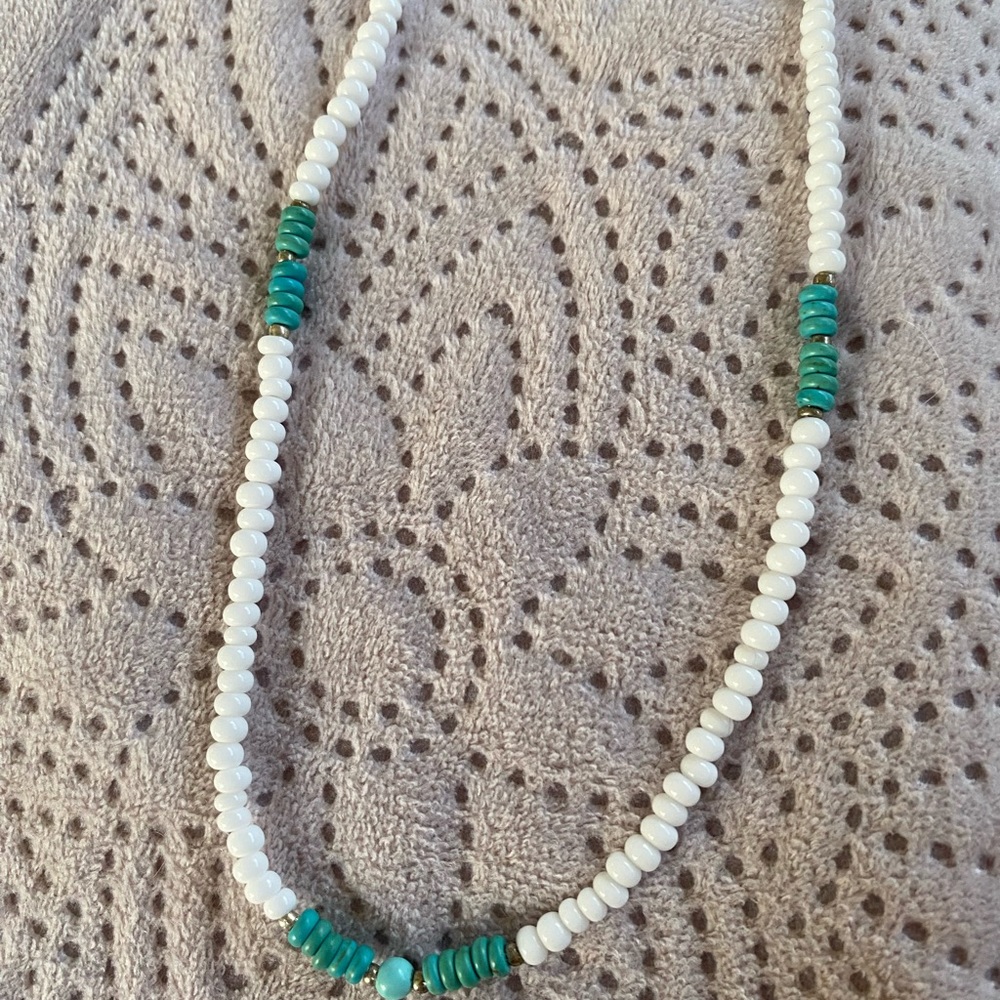 17” choker style necklace with whit glass beads and turquoise dyed howlite - Picture 4 of 5